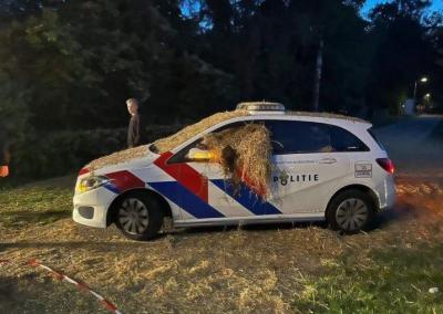 Policijos automobilį ūkininkai prigrūdo šieno. Onrechttv nuotr./ Twitter