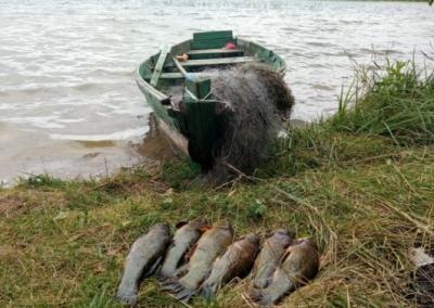Vykdant kontrolę Molėtų rajone prie Stirnių ežero, Utenos aplinkosaugininkams įtarimų sukėlė vienas žvejys.