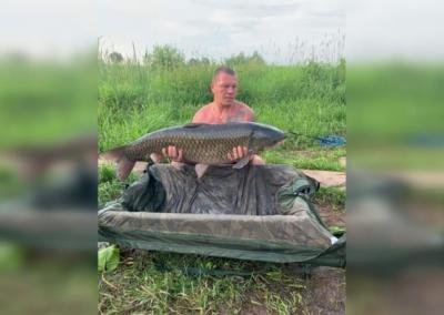 Prieš gerą savaitę Andrius Liniauskas Kėdainių rajono Jaunakaimio kaimo ribose, Mantviliškio tvenkinyje sužvejojo 20 kilogramų ir 400 gramų svėrusį amūrą. Asmeninio archyvo nuotr.