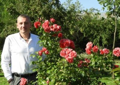 Arūnas Bimba sako, kad į Panemunėlio geležinkelio stoties gyvenvietę pas savo rožes atvykstantis beveik kiekvieną savaitgalį. 