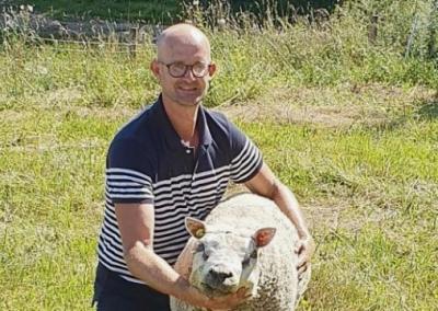 Gintautas Činskis ir jo bičiulis — devynerių metų avinas.