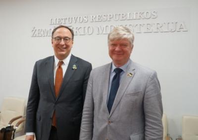 Žemės ūkio ministras Kęstutis Navickas susitiko su JAV ambasadoriumi Lietuvoje Robertu Gilchristu.