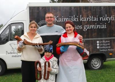 Žadeikių mėsinės branduolys: Santa, Linas, penkiametė dukra Ema ir ponia Nijolė. Aidos Garastaitės nuotr.