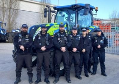 Britų policija pasitelkė traktorių 