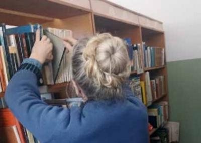 Kainos parduotuvėse auga, kaip ant mielių, o kaimo bibliotekininkių algos — mažinamos.