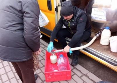 Šilalės rajono ūkininkas nemokamai dalija pieną. Dimitrijaus Kuprijanovo nuotr.