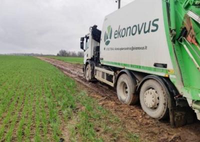 Lauko keliuko neįveikė net trys komunalininkų mašinos. Vandos Bičkienės nuotr.