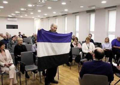 Vėliavos savininkas teigė, kad jo atsinešta vėliava yra istorinė Žemaitijos vėliava.