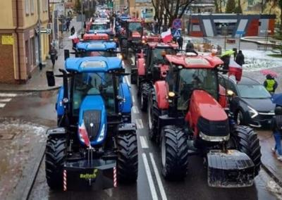 Ūkininkai traktoriais užplūdo miestą.