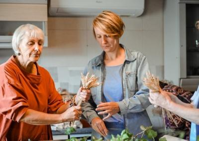 Krekenaviečiai ruošiasi Žolinių šventei: garsiąją baziliką puoš vietinių moterų kūrybiškos kompozicijos.