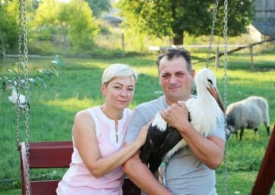 Paplauskai iš lizdo iškritusį gandro jauniklį Andriuką globoti pradėjo dar visai mažą.
