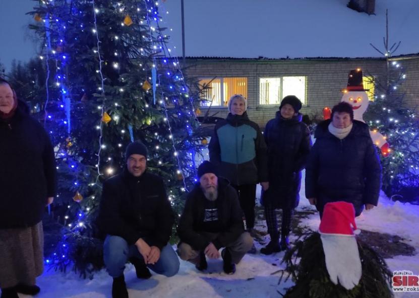 Eglutę įžiebė dešimtadalis kaimelio gyventojų. Rokiškio Sirena nuotr.
