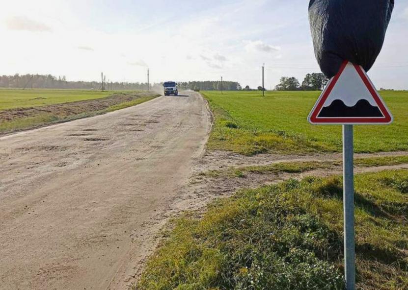 Vabalninko aplinkkelį jau birželį pradės remontuoti ir per dvejus metus bus paklotas asfaltas, todėl laukia laikini nepatogumai – vilkikai riedės centrinėmis Vabalninko gatvėmis. Biržiečių žodis nuotr.