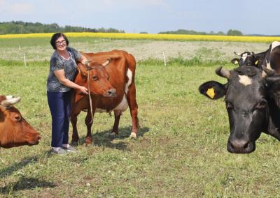 Ūkininkė Dalė Anilionienė su savo pasoginės karvės palikuonė Spirge. Aidos Garastaitės nuotr.