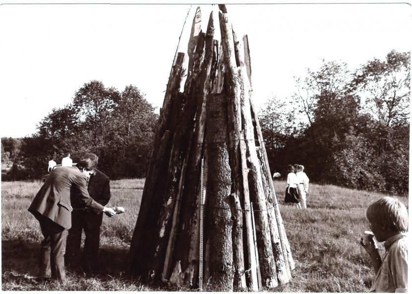 Laužo kūrenimas. 1988m. Anykštos nuotr. 