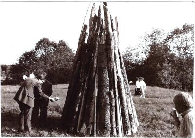 Laužo kūrenimas. 1988m. Anykštos nuotr.