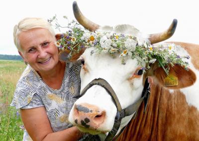 Meilūnų kaimo ūkininkė Sandra Bieliauskienė, laikanti penkias karvutes, žada pasilikti tik vieną numylėtinę, džersių veislės mišrūnę Tapkę, o kitas parduos, nes ūkininkauti – neapsimoka.
