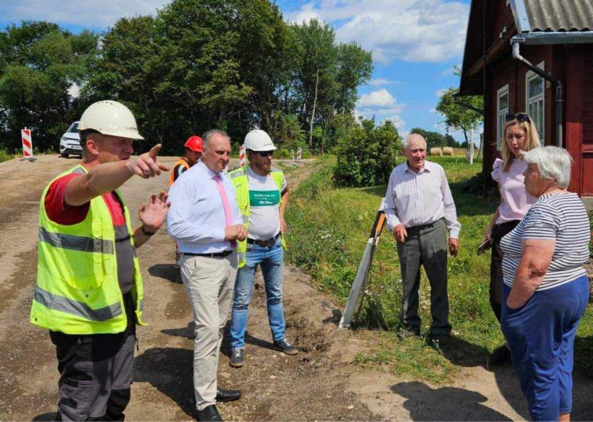 Kelininkų susitikimas su namo šeimininkais bei savivaldybės atstovais davė rezultatų: griovys kasamas bus ne 20 cm , o 1 m atstumu nuo namo. Elektrėnų kronika nuotr. 