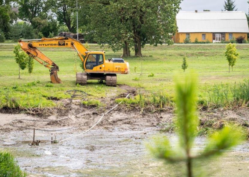 Ramygalos bendruomenės iniciatyva valomas tvenkinys. Jūsų Panevėžys nuotr. 