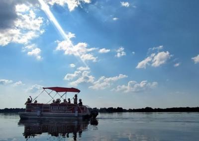 Jei valdžios požiūris nepasikeis, pramoginio Dusetų jachtklubo laivo galima ir nebeišvysti. Asmeninio archyvo nuotr.