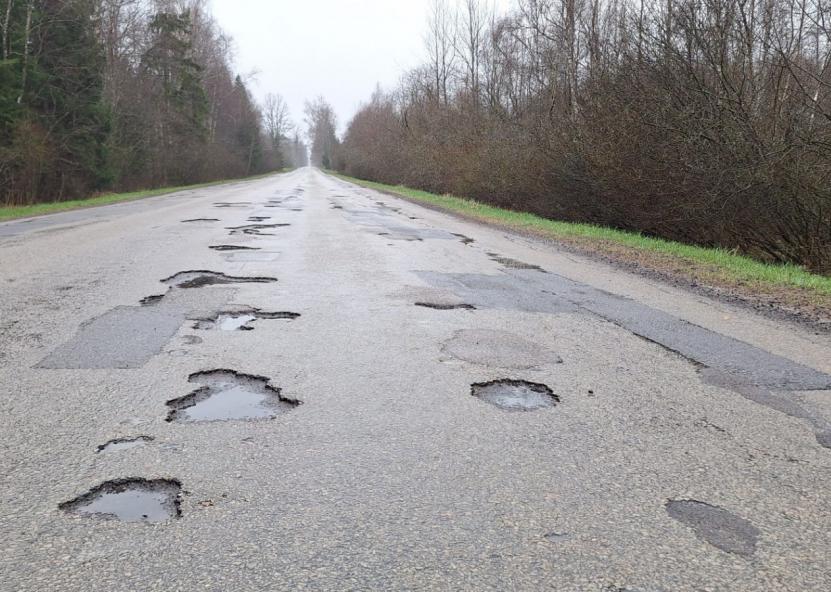 Kelias su išdaužomis. Švyturio laikraštis nuotr. 