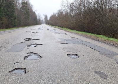 Kelias su išdaužomis. Švyturio laikraštis nuotr.