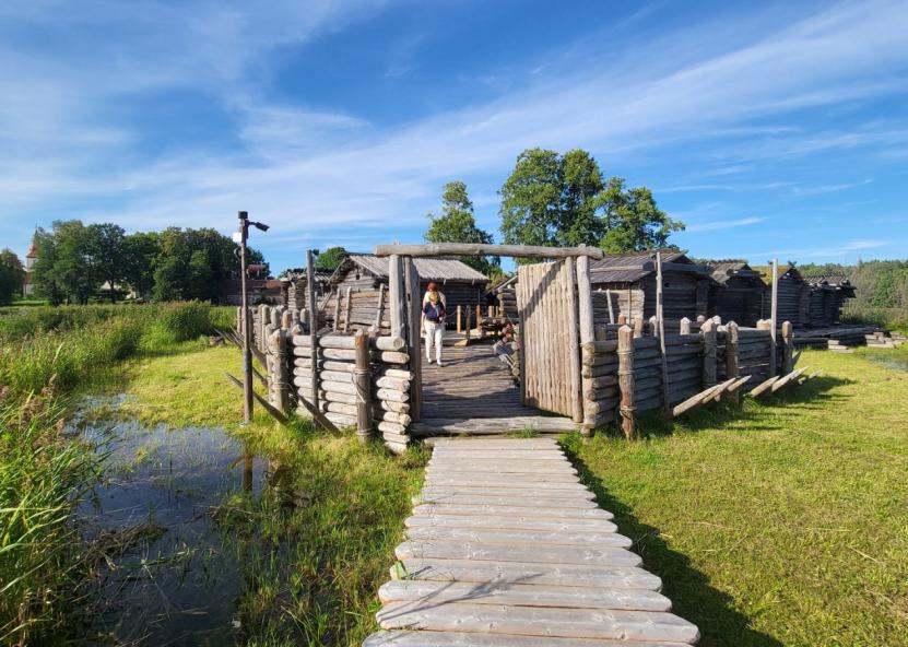 VIII - X a. latgalių gyvenvietė Araišių archeologiniame komplekse, rekonstruota garsaus latvių archeologo Janio Apalso. Anykšta nuotr. 