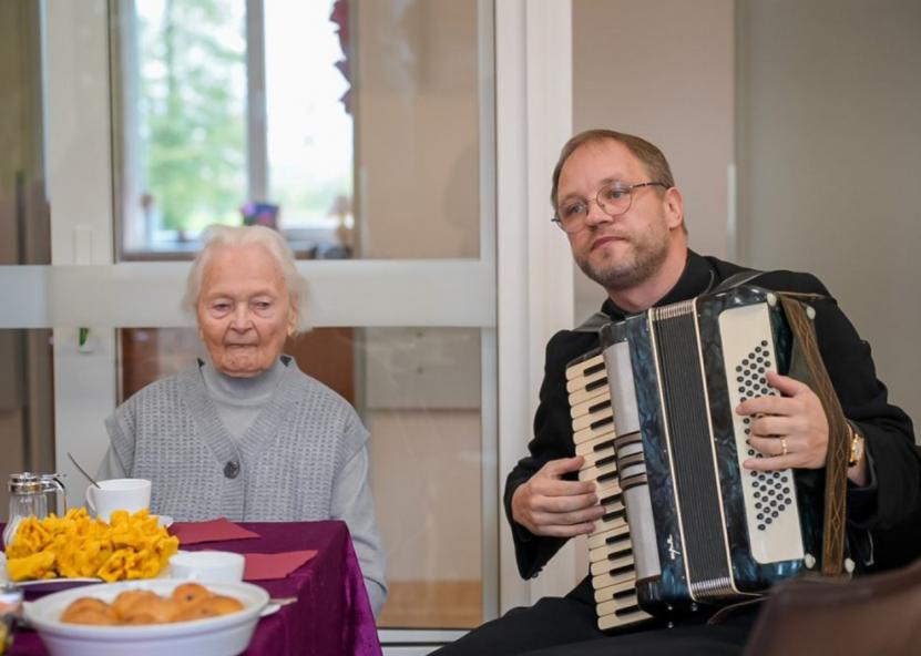 M. Mickutė ir klebonas Gediminas Jankūnas. Jūsų Panevėžys nuotr. 