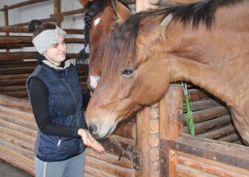 Ugnė Jankauskaitė su savo mylimais žirgais Baltija ir Titnagu. Utenos diena nuotr. 