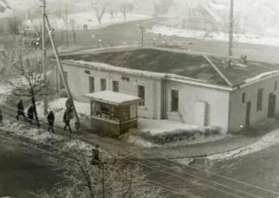 Apie 1968 m. Senoji Telšių autobusų stotis žiemą. Matyti sankryža su Plungės gatve. Kasdieniai Telšių Kikilo takai. (Nuotrauka iš interneto).