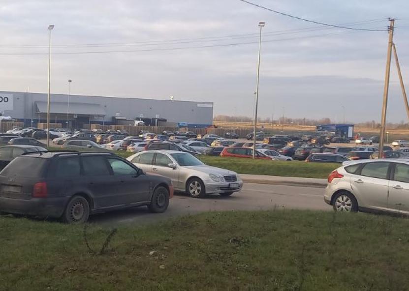 „Narbuto“ gamyklos kaimynai nepatenkinti jų teritorijoje statomais automobiliais. UŽ nuotr. 