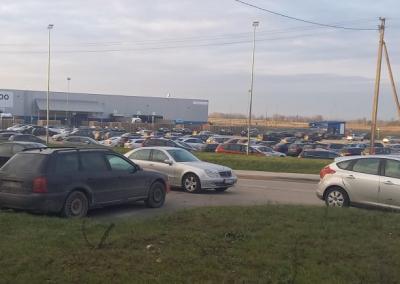 „Narbuto“ gamyklos kaimynai nepatenkinti jų teritorijoje statomais automobiliais. UŽ nuotr.