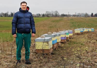 Dalis tobulai išrikiuotų avilių stovi buvusioje prosenelio sodybvietėje Talkoniuose. Aidos Garastaitės nuotr.