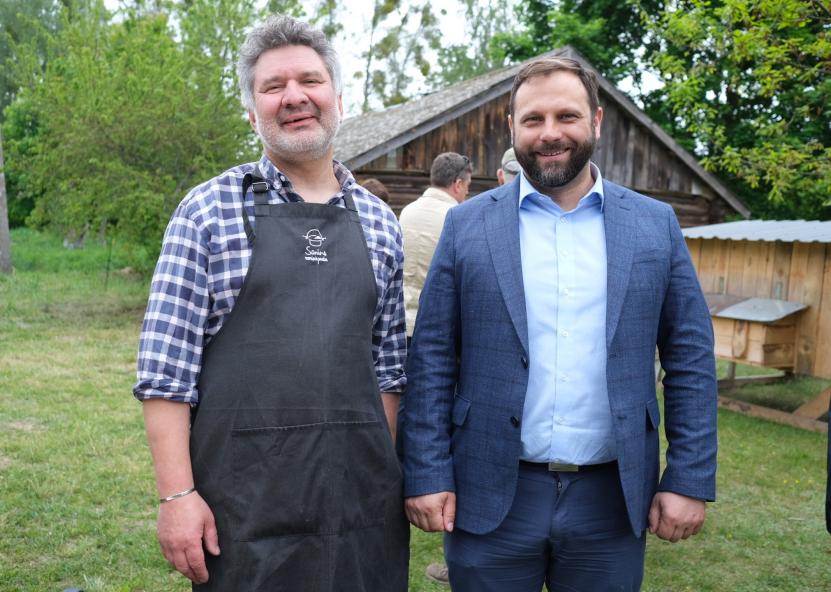 Ignas Hofmanas su ūkininku. ŽŪM nuotr. 
