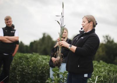 Liveta Budreckytė aprodo augalus. Agrokoncernas nuotr.