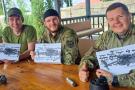 Jaunieji bepiločių orlaivių operatoriai, ginantys savo šalį nuo okupantų, pasirašė padėkas, kurios bus įteiktos Lietuvos ūkininkams.