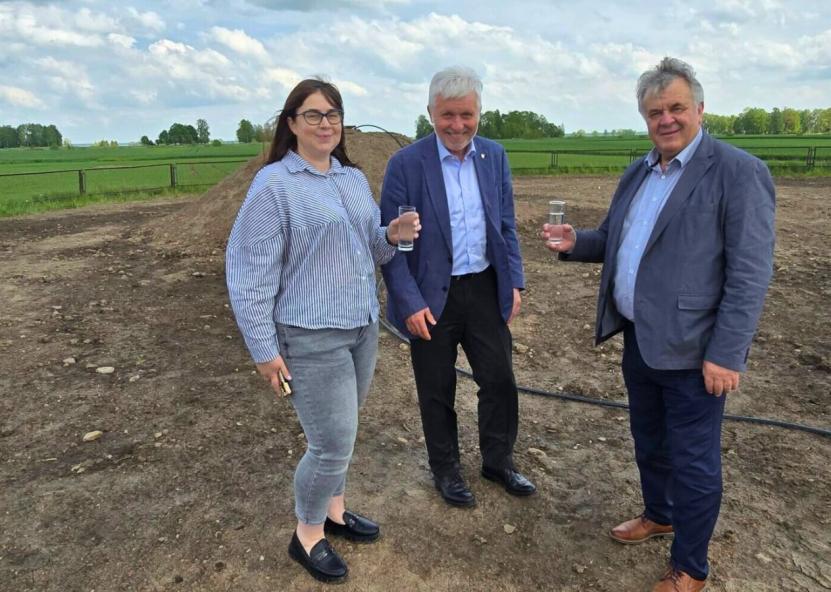 Vandenį iš naujojo Manikūnų gręžinio skanauja bendruomenės pirmininkė Justina Špokienė, meras Gintautas Gegužinskas ir administracijos direktorius Povilas Balčiūnas. Facebook nuotr. 