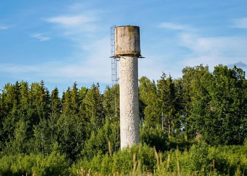 Yrantis Liberiškio vandens bokštas – pavojingas, tačiau Liberiškio žemės ūkio bendrovė jo nesiruošia griauti. Jūsų Panevėžys nuotr. 