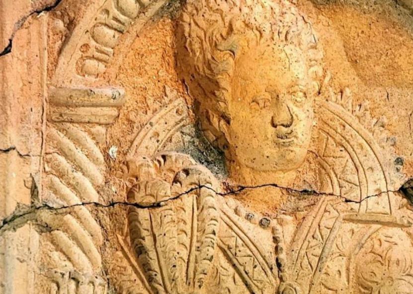 Pagal Biržuose, ūkininkų turguje, rastą XVI a. pabaigos – XVII a. pradžios matricą su damos atvaizdu pagaminti kokliai greičiausiai puošė kurį nors Šiaurės Lietuvos dvarą. Karolio Duderio nuotr. 