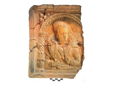 Pagal Biržuose, ūkininkų turguje, rastą XVI a. pabaigos – XVII a. pradžios matricą su damos atvaizdu pagaminti kokliai greičiausiai puošė kurį nors Šiaurės Lietuvos dvarą. Karolio Duderio nuotr.