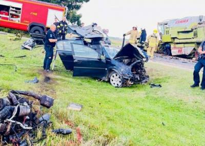 Kelyje Paliūniškis–Vabalninkas įvyko eismo nelaimė: lengvasis automobilis trenkėsi į priešpriešais atvažiuojantį kombainą.