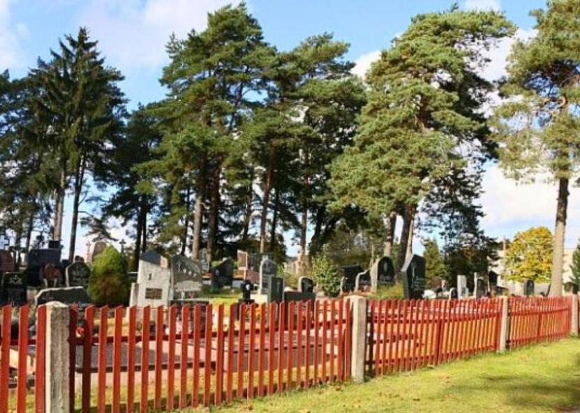 XIX amžiaus pabaigoje-XX amžiaus pradžioje Ubiškėje prisiminti kadaise apleisti pagoniškieji senkapiai ir jų vietoje įrengtos naujos kapinės. Kalvotoji Žemaitija nuotr.