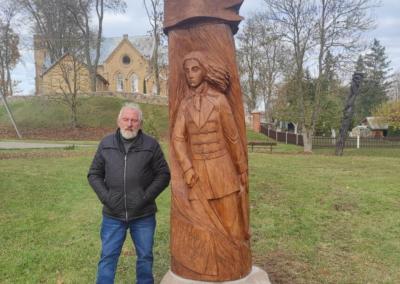 Skulptorius V. Žentelis sukūrė skulptūrą sukilimo dalyvės Emilijos Pliaterytės atminimui. Veprių seniūnijos feisbuko nuotr.