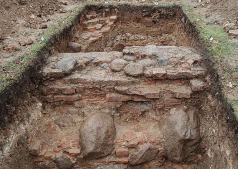 Ant Veprių piliakalnio – pilies pamatai. Viktoro Žentelio nuotr. 