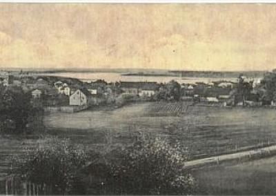 Telšiai XVI-XVII amžiais kūrėsi ir plėtojosi tarp dviejų bažnyčių: parapinės ir bernardinų vienuolyno. XX amžiaus pradžios nuotrauka.