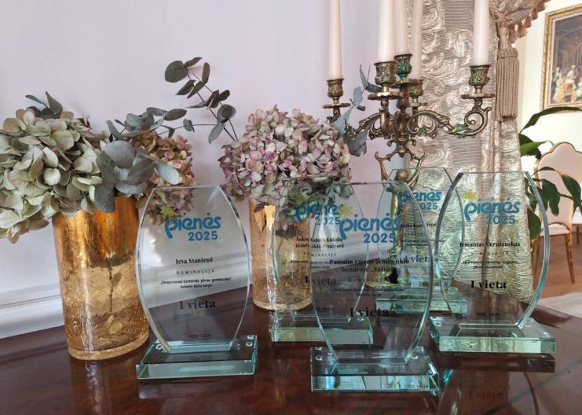 Apdovanojimų statulėlės. Pieno ūkio nuotr. 