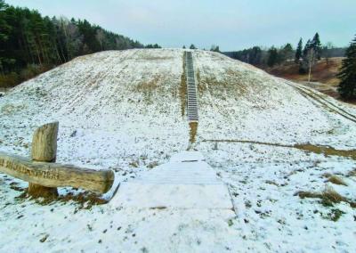Istoriką, dr. Tomą Baranauską stebina Anykščių rajono savivaldybė, kuri į Šeimyniškėlių piliakalnį žiūri kaip į bevertę kalvą ir piliakalnio net nesistengia prižiūrėti. Anykšta nuotr.