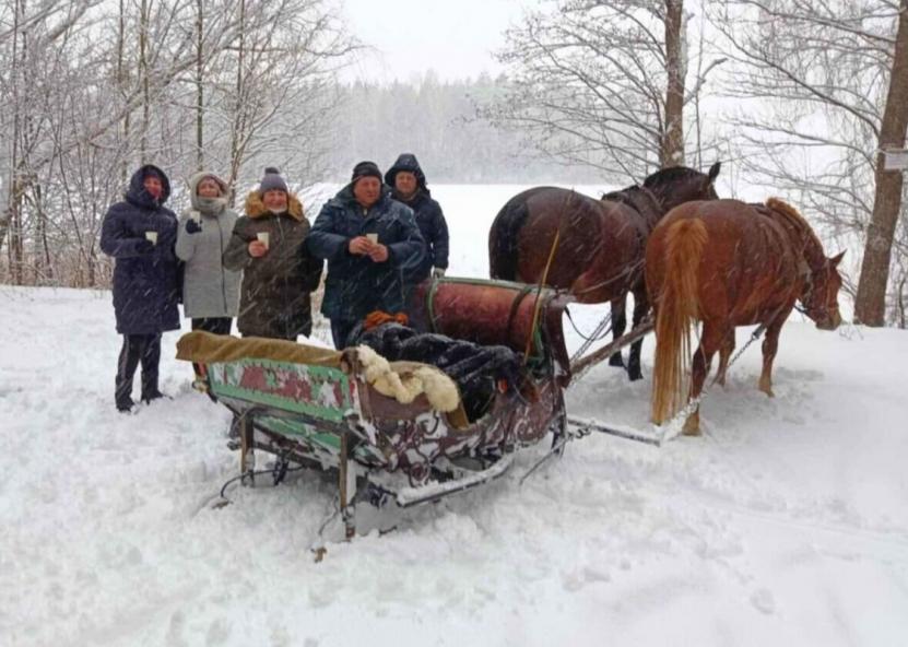 Žiemą Algirdas Motiejūnas visus norinčius kviečia pasimėgauti ypatinga pramoga – pasivažinėjimu žirgų traukiamomis rogėmis. Dinetos Babarskienės nuotr. 