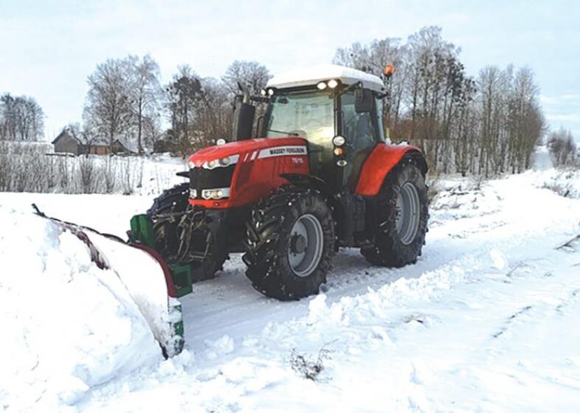Traktorius sniege. Rinkos aikštės nuotr. 