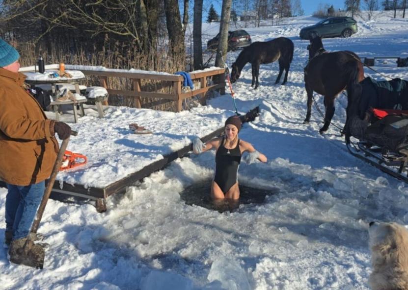 Dviejų vaikų mamai Eglei Buškevičiūtei maudynės lediniame vandenyje jau tapo įprastos. Dinetos Babarskienės nuotr. 